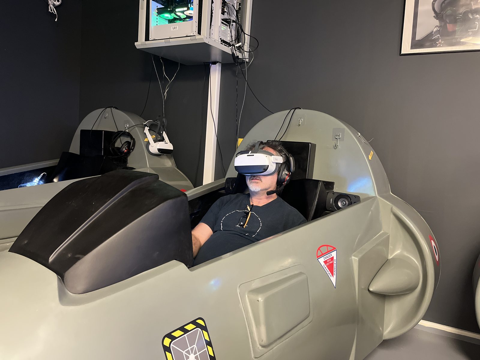 Un pilote aux commandes du simulateur chez Team Square